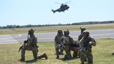 Folyamatos támadás alatt áll a magyar katonák iraki bázisa