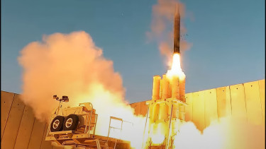 Készülnek a legrosszabbra? Rohamtempóban kezdi felhalmozni a ballisztikus rakéták elleni védelmet Izrael