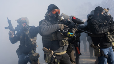 Ragadós a példa: Európa legerősebb hatalmában egy az egyben lemásolnák Trump rettegett fegyveres szervezetét