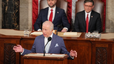 Történelmi beszéd a Kongresszusban: III. Károly olyan célzásokat is tett, amiket Trump nem nézhetett jó szemmel