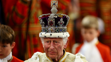 Videó: súlyos incidens érte a világ egyik legfőbb királyi ereklyéjét – Nem mindennapi fegyvert fogtak az elkövetők