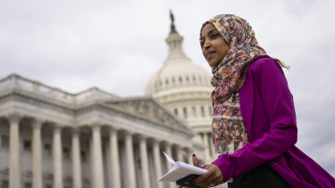 Amerikai politikusra támadtak rá egy nyilvános rendezvényen - Ismeretlen folyadékot használtak, Trump elnök is megszólalt