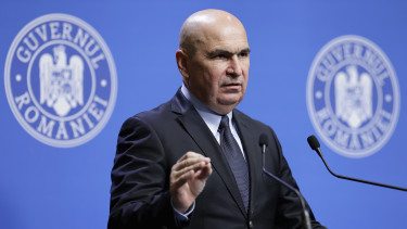 Földindulás Magyarország szomszédjában: tömegével távoztak a miniszterek, teljes politikai káosz jöhet