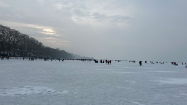 Megjött a figyelmeztetés: el kell kerülni a befagyott Balatont!