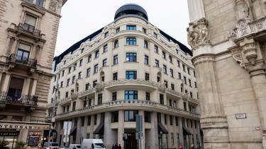 Ikonikus belvárosi épület újult meg, a Duna-korzó szecessziós műemlékében lakások is lesznek