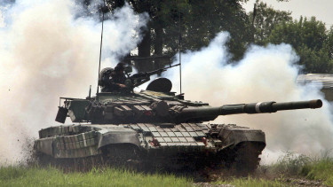 india-háború-katona-frontvonal-tank-konfliktus-páncélos-lövedék-parádé