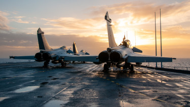 Döntött Európa egyik legerősebb országa: masszív hadlotta indul meg a háborús zónába