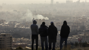 Szaúd-Arábiát támadja Irán, lezárták a Hormuzi-szorost, Trump hallani sem akar tárgyalásról – Percről percre híreink az iráni háborúról kedden 