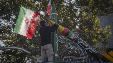 Szivárognak a felvételek: katonák fordultak szembe Irán iszlamista uraival - Valami megindult Teheránban?