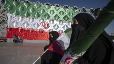 Elszabadult a pokol Iránban: már lövések dördültek az utcákon, tömegek tüntetnek a rezsim ellen