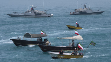 Tetőfokára hág a feszültség: iráni fegyveresek ütöttek rajta két hajón, veszélyben a világ egyik legfontosabb útvonala