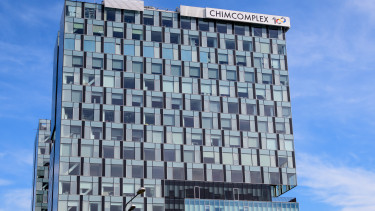 Hiába kértek segítséget a kormánytól: leállítják a gépeket, rengeteg embert küldenek el a szomszédos ország gigagyárából