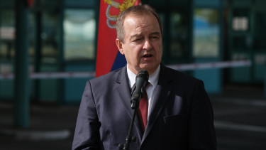 Súlyos tüdőgyulladással kórházba szállították a belügyiminisztert, a kormányfőhelyettes életéért küzdenek Szerbiában