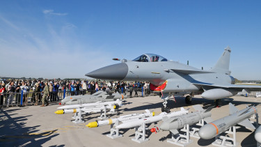 Sorban áll a világ a nyugati vadászgépeket lelövő J-10C-ért: újabb hatalom csapott le rá