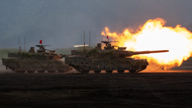 Kirobbant a fegyverkezési verseny a feszült régióban: elsöprő háborúra készülnek