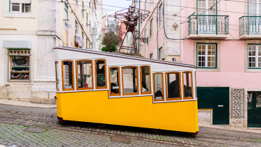 Kábelszakadás után zuhant le a 139 éves fogaskerekű: többen még mindig a roncsok között vannak