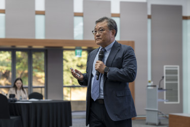 Kang Donszu dél-koreai kutató előadás közben