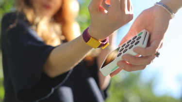 Karkötős és gyűrűs fizetéssel rukkolt elő a magyar bank