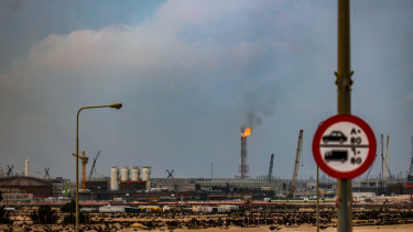 Becsapódtak a rakéták, súlyos károkat okoztak: lángokban áll a világ legnagyobb gázközpontja - Mi lesz így az energiaárakkal?