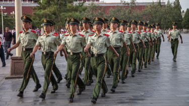 katonai-egyenruha-épület-felvonulás-hadsereg-kína-park-peking-zászló