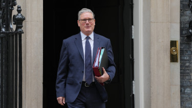 Már azt hihette, túl van a nehezén, de ismét össztűz alatt az európai vezető – Van még visszaút?