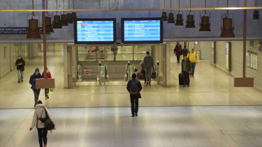 Kivonultak a rendőrök a kelenföldi pályaudvarra, le is kapcsoltak 17 körözött bűnözőt