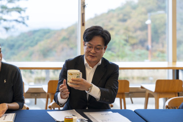 Kimpo polgármestere egy, a város és a Starbucks által együttesen kidolgozott bögrével, amely az Egibong Ökölógiai Prak népszerűsítését célozza