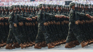 Pattanásig feszült a helyzet: Amerika legnagyobb riválisa maximumra pörgeti a fegyverkezést, háború jöhet