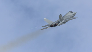 Felvonult a világ egyik legerősebb hadereje: zúgnak a rakéták, Amerika csak nézi az eseményeket