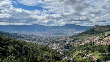 Lezuhant egy utasszállító repülő a hegyekben, nincsenek túlélők
