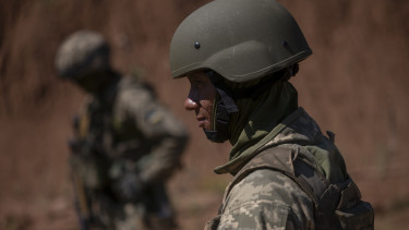 Titokzatos katonai repülőgépek bukkantak fel a rejtélyes bázison: így keveredik bele a világ egyik leggazdagabb országa a véres háborúba