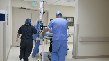 Meglepő klinikai vizsgálat: AI chatbot fogadta a betegeket egy kórházban az Egyesült Államokban