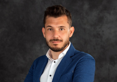 Kovacs-Tamas-teljes alakos