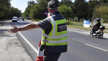 Szép csendben egy hatalmas törvénycsomagot terjesztett be Lázár János