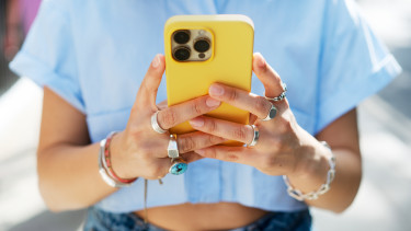 Újabb európai ország zárná el a közösségi médiát a fiatalok elől