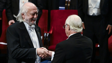 Átvette a Nobel-díjat Krasznahorkai László