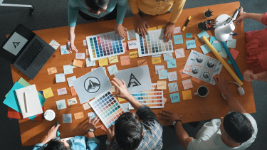 Ezeket a rejtett üzeneteket közvetítik a világ legismertebb logói: 10 ikonikus márkát mutatunk be, amivel minden nap találkozunk