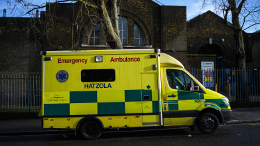 Hatalmas robbanásokra ébredtek a lakók: mentőautók borultak lángba az éj leple alatt Londonban