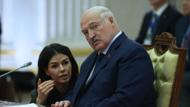 Nemrég még pária volt, most piros szőnyeget teríthetnek eléje: meglepő vendéget vár Trump a Béketanács következő ülésére