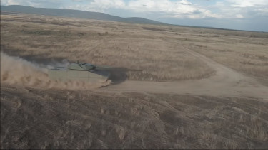 Félelmetes hadsereg épül Magyarország szomszédjában - Százával rendelik a hazánkban is gyártott harcjárművet