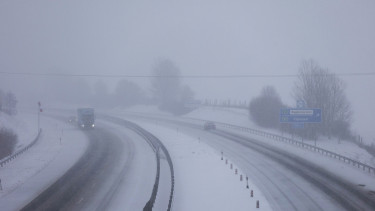 Elesett az M1-es autópálya, mindkét irányba! Nagy a káosz a magyar utakon