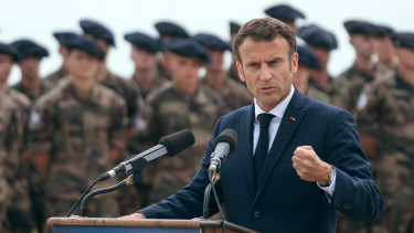 Macron kiadta a parancsot: Franciaország kiterjeszti Európára atomernyőjét, új fegyverek gyártásába kezdenek