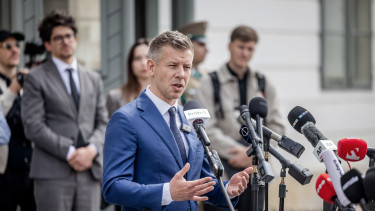 Magyar Péter az üzemanyagellátásról és a Mol osztalékáról egyeztet ma Hernádi Zsolttal