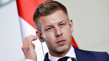Tisza-kormány: Macronnal tárgyal Magyar Péter, folytatódnak a személycserék az állami hivatalokban