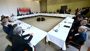 Magyar Péter meglépte az ígéretét: példátlan hatalmat kap négy minisztérium