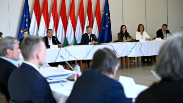 Kiderült, mennyit keres Magyar Péter és a kormánytagjai, megjött a leharcolt Skodák kora