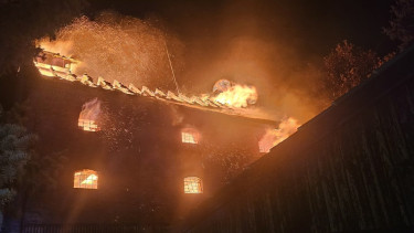 Videó: teljesen kigyulladt a dél-alföldi húsüzem, épp a tűzoltóság közelében – Több tucatnyian dacoltak a lángokkal