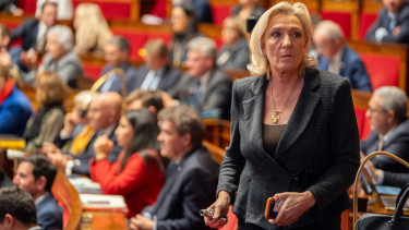 Le Pen legyűrte a kormányt, egy 60 éves konfliktust támasztott fel Franciaország ellen