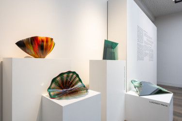 Megidézett mesterek_Toots Zynsky_Dale Chihuly_Bohus Zoltán_Lugossy_Mária_Glass in Context kiállítás_Nemes Galéria_2025