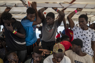 Megmentett migránsok Olaszország partjainál